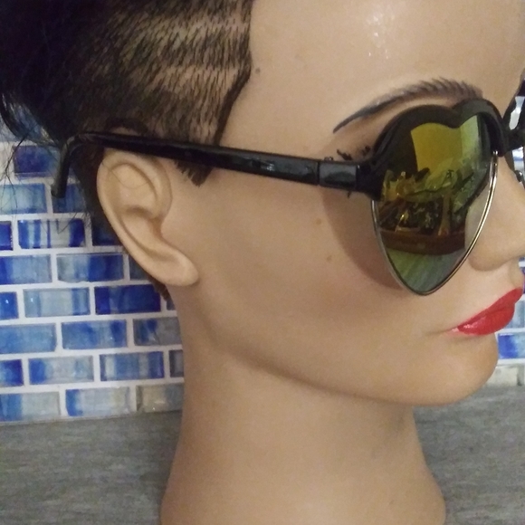 Heart-shaped sunglasses - Picture 2 of 2